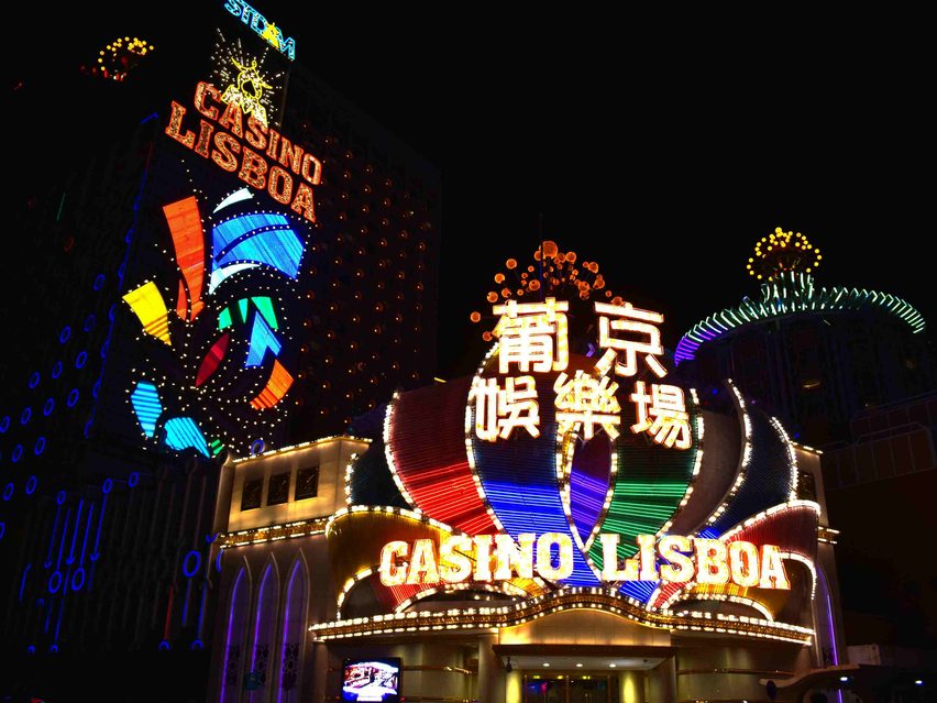 赛事服务台与场馆导视牌布置完成的现场画面